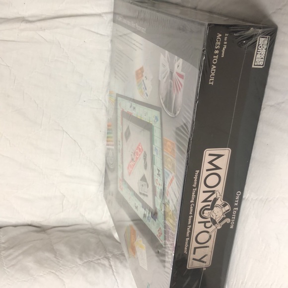 ONYX. EDITION. MONOPOLY. Barnes and Noble’s .. 2006 .. Hasbro PARKER BROTHERS. - Picture 5 of 7